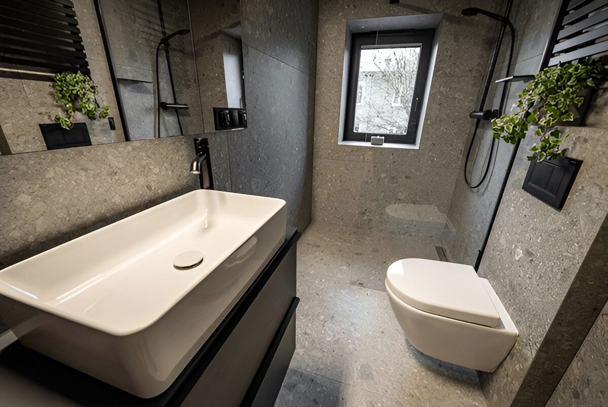 Minimalist bathroom with wall-mounted toilet and modern sink